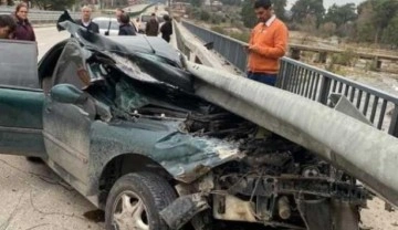 Antalya'da otomobil bariyere çarptı: 1 ölü, 2 yaralı
