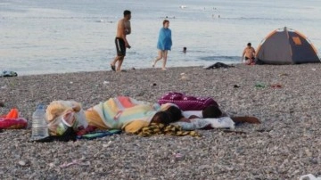 Antalya'da sıcaktan bunalanlar sahilde sabahladı
