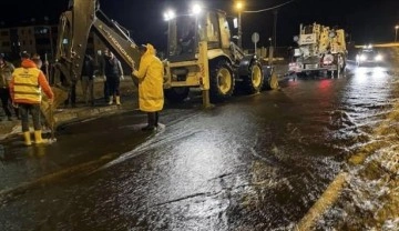 Ardahan'da kar sularının erimesi ve sağanak sonrası bazı yolları su bastı