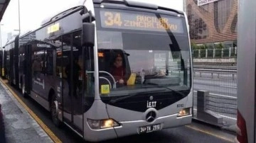 Arızalanan metrobüsün yolcuları durağa kadar yürüdü