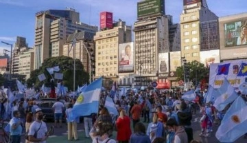 Arjantin'de binlerce kişi hükümetin IMF ile anlaşmasını protesto etti