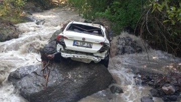 Artvin'de park halindeki otomobil taşan derede sürüklendi