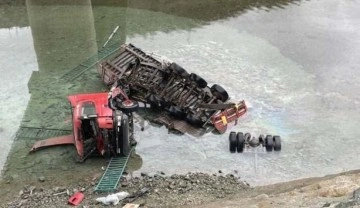 Artvin'de Çoruh Nehri'ne düşen tırın sürücüsü hayatını kaybetti