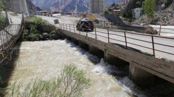 Artvin'de kar suları eridi, Barhal çayının su seviyesi yükseldi