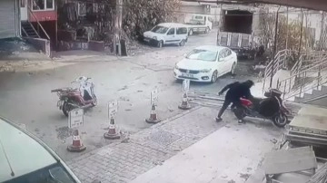 Ataşehir'de hırsızın rahatlığı pes dedirtti: Motosikletle gelip kaskı böyle çaldı