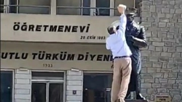 Atatürk heykeline taşlı saldırı: 1 kişi gözaltına alındı