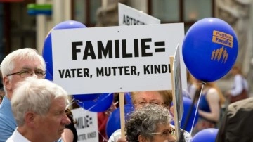 Avrupa'da LGBT terörüne karşı aileler tepkisini gösterdi!