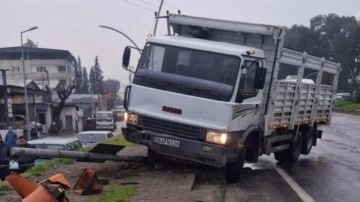 Aydın'da kaza: Sinyalizasyon direğinin altında kalan yaya yaralandı