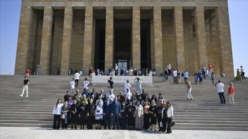 Azerbaycan'dan gelen 30 şehit ailesi Anıtkabir'i ziyaret etti