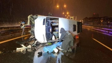 Bağcılar’da minibüs bariyerlere çarpıp devrildi: 1 ölü, 1 yaralı