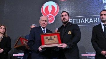 Bahçeli, deprem bölgesi öğretmenlerine plaket verdi