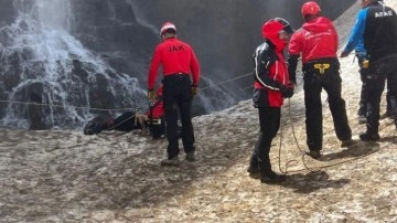 Bakan Yerlikaya, Hakkari'de doğa sporu yapan 4 kişiden 2'sinin öldüğünü açıkladı