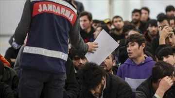 Balıkesir'de 17 düzensiz göçmen kaçakçılarla birlikte yakalandı