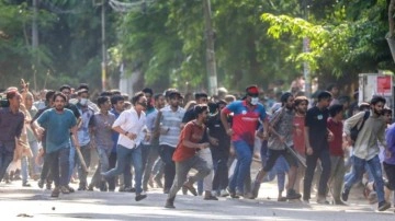 Bangladeş'te üniversite öğrencileri birbirine girdi: 407 yaralı