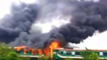 Bangladeş&rsquo;te tren alev alev yandı