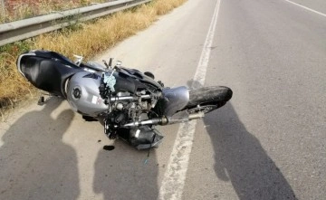 Bariyerlere çarpan motosiklet sürücüsü hayatını kaybetti