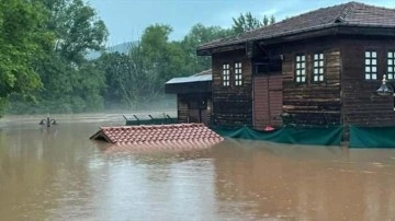 Bartın'da selde mahsur kalanların imdadına kepçe yetişti