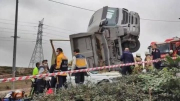 Başakşehir'de feci laza: Hafriyat kamyonu otomobilin üstüne devrildi!