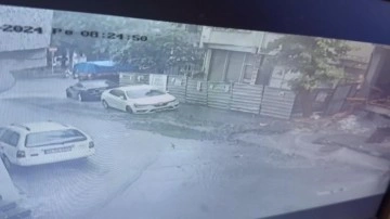 Bayrampaşa'da yol çöktü: 2 araç açılan çukura düştü