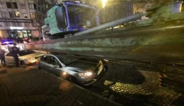 Beşiktaş&rsquo;ta akılalmaz kaza, tırın taşıdığı vinç araçların üzerine devrildi