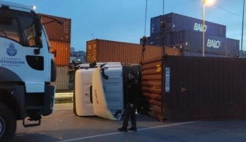 Beylikdüzü'nde kağıt yüklü tır devrildi