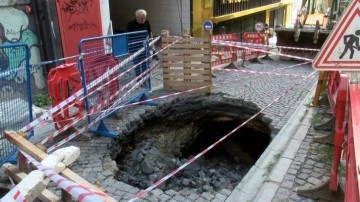 Beyoğlu'nda yol çöktü! Trafiğe kapatıldı