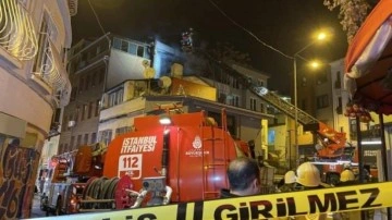 Beyoğlu'nda bir binada çıkan yangın söndürüldü