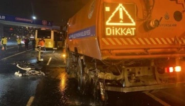 Beyoğlu&rsquo;nda makas atan otomobil yol temizleme aracına çarptı: 2 yaralı