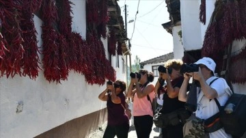 Bilecik'in tescilli biberinin kurutulduğu köy fotoğrafçıları ağırlıyor