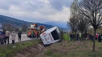 Bilecik'te yolcu otobüsü devrildi: 12 kişi yaralandı