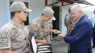 Binali Yıldırım Mehmetçikle bayramlaştı