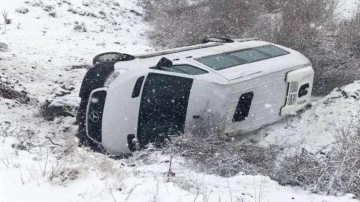 Bingöl'de minibüsün şarampole devrilmesi sonucu 9 kişi yaralandı.