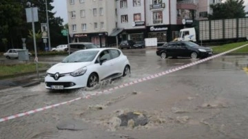 Bolu'da sağanak nedeniyle rögarlar taştı