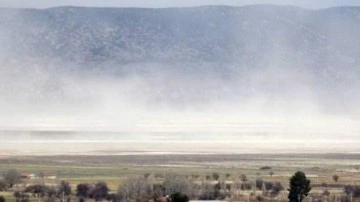 Burdur Gölü üzerinde 'toz' bulutu