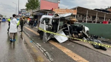 Bursa’da hafif ticari demir kapıya çarptı: 2 ölü, 1 yaralı