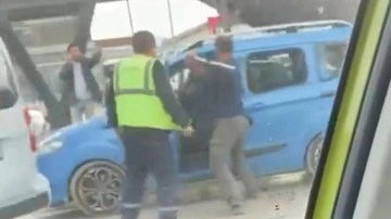 Bursa’da trafikte dehşet anları anbean kamerada: Elindeki sopayla sürücüyü öldüresiye dövdü!