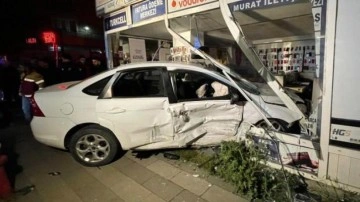 Çekmeköy'de kaza yapan otomobil dükkana girdi