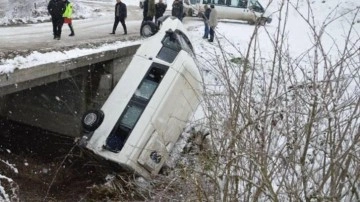 Cenazeye gidenleri taşıyan minibüs çay yatağına devrildi; 15 yaralı