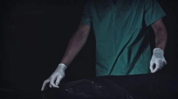 Ceset torbasına konulan adam, otopsiye götürülürken canlandı