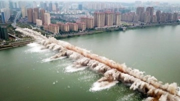 Çin'de 1057 metre uzunluğundaki tarihi köprü böyle yıkıldı!