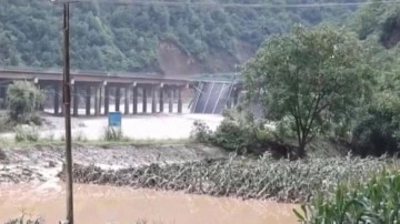 Çin'de şiddetli yağışlar nedeniyle köprü çöktü: 12 ölü