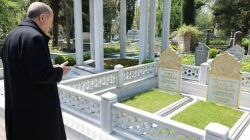 Cumhurbaşkanı Erdoğan annesi ve babasının mezarını ziyaret etti