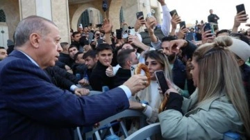Cumhurbaşkanı Erdoğan, Taksim'de vatandaşlara simit dağıttı