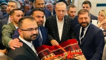 Cumhurbaşkanı Erdoğan'a Sındırgı'dan Yağcıbedir Halısı hediye edildi