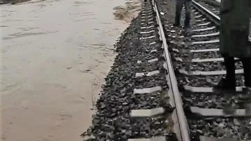 Denizli'de büyük faciadan dönüldü! Önünü kesip treni durdurdular