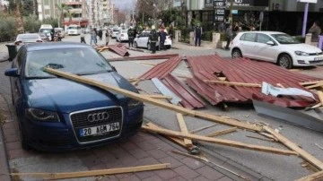 Denizli'de çatı uçtu: 6 otomobil hasar gördü