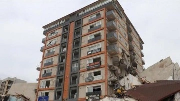 Depremde çevresindeki 3 binanın üzerine devrildiği apartman ayakta kaldı