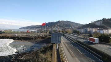 Dev dalgalar vurmuştu: Karadeniz Sahil Yolu Çayeli-Trabzon istikameti ulaşıma açıldı