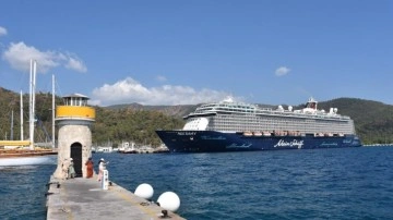 Dev kruvaziyer "Mein Schiff 5" Marmaris Limanı'na yanaştı