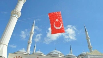 Dev Türk bayrağı uçurtması Çamlıca Camii&rsquo;nde havalandı
